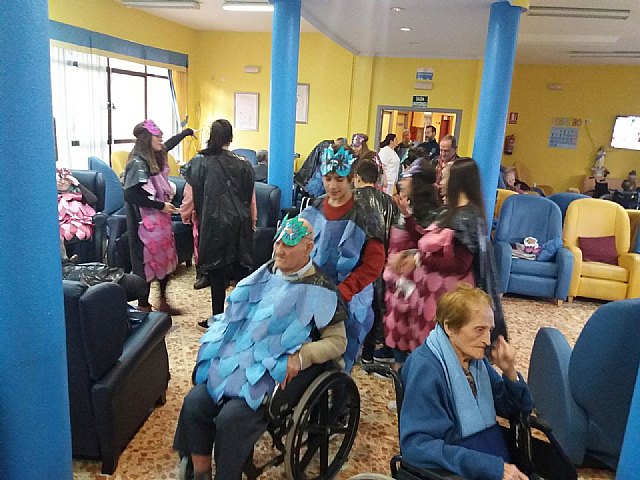 Alumnado del Prado Mayor compartieron el carnaval con los abuelos y abuelas de la Residencia 