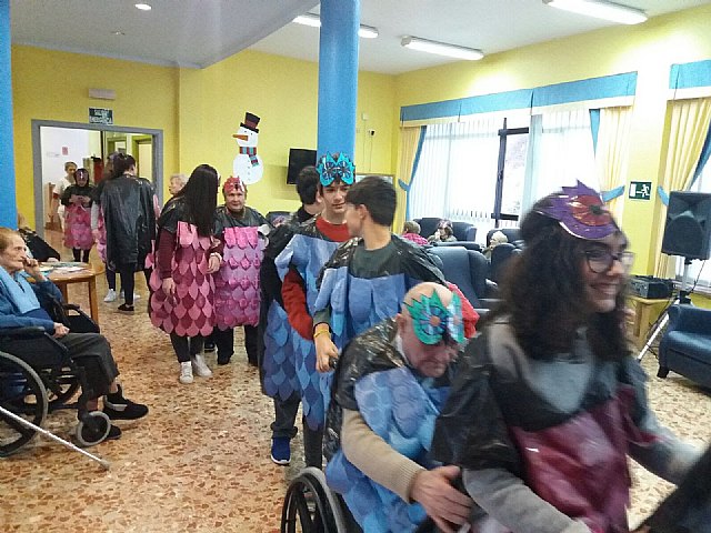 Alumnado del Prado Mayor compartieron el carnaval con los abuelos y abuelas de la Residencia 