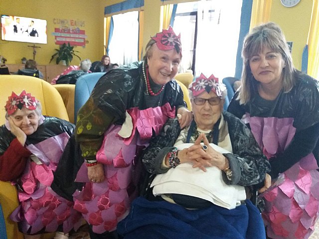 Alumnado del Prado Mayor compartieron el carnaval con los abuelos y abuelas de la Residencia 