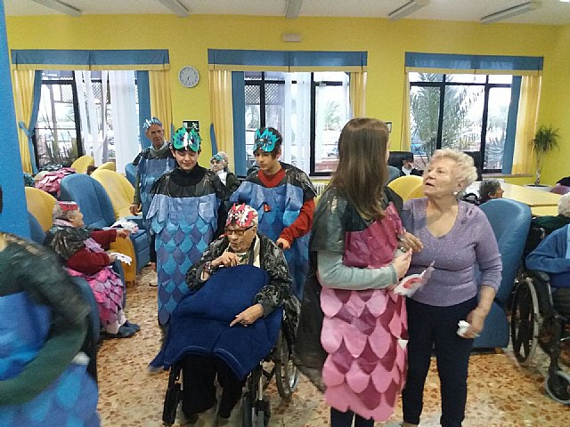 Alumnado del Prado Mayor compartieron el carnaval con los abuelos y abuelas de la Residencia 