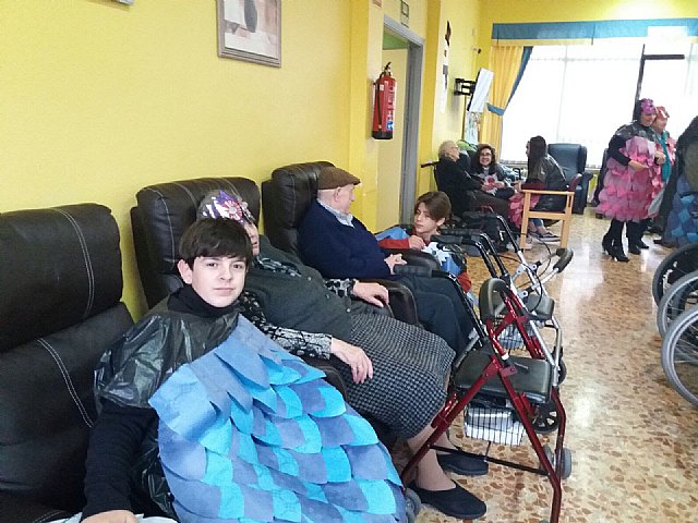 Alumnado del Prado Mayor compartieron el carnaval con los abuelos y abuelas de la Residencia 