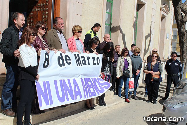 El Ayuntamiento se suma al paro simblico para protestar por el paro femenino y en solidaridad con las mujeres que sufren violencia de gnero - 10