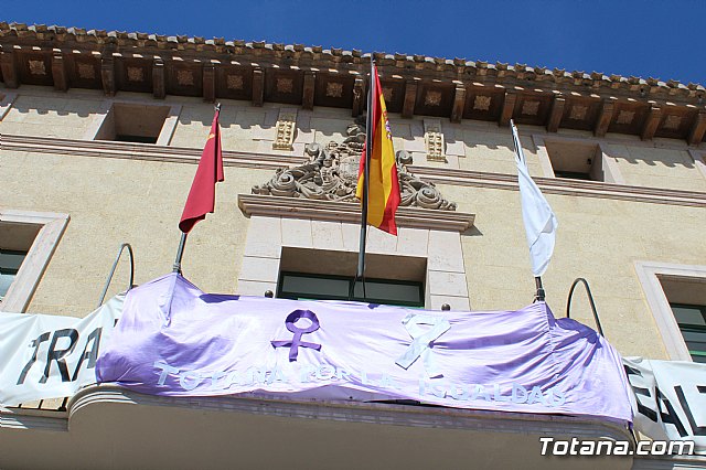 El Ayuntamiento se suma al paro simblico para protestar por el paro femenino y en solidaridad con las mujeres que sufren violencia de gnero - 4