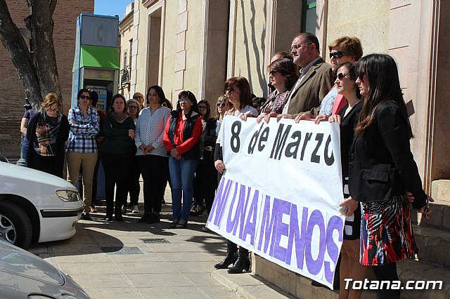 El Ayuntamiento se suma al paro simblico para protestar por el paro femenino y en solidaridad con las mujeres que sufren violencia de gnero - 12