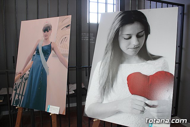 La directora general de Mujer visita la exposicin fotogrfica itinerante “Cuida-T” - 10
