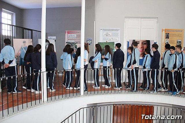 La directora general de Mujer visita la exposicin fotogrfica itinerante “Cuida-T” - 2