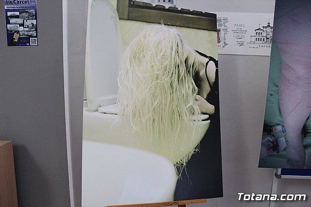 La directora general de Mujer visita la exposicin fotogrfica itinerante “Cuida-T” - 4