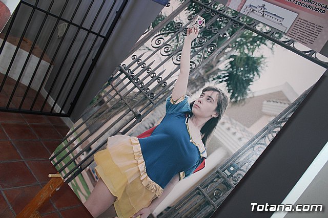 La directora general de Mujer visita la exposicin fotogrfica itinerante “Cuida-T” - 11