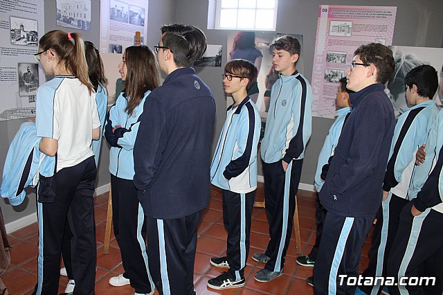 La directora general de Mujer visita la exposicin fotogrfica itinerante “Cuida-T” - 20