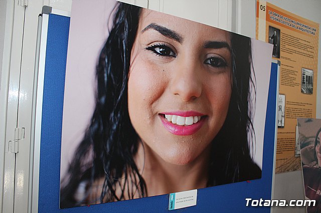 La directora general de Mujer visita la exposicin fotogrfica itinerante “Cuida-T” - 13