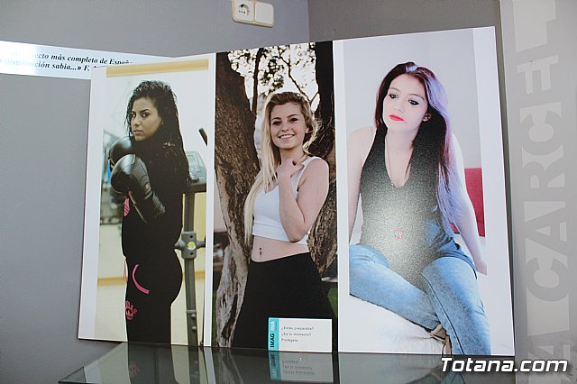 La directora general de Mujer visita la exposicin fotogrfica itinerante “Cuida-T” - 15