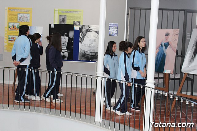 La directora general de Mujer visita la exposicin fotogrfica itinerante “Cuida-T” - 22