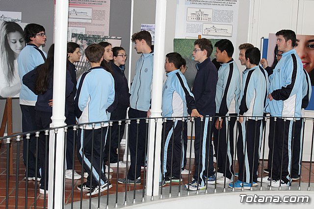 La directora general de Mujer visita la exposicin fotogrfica itinerante “Cuida-T” - 23