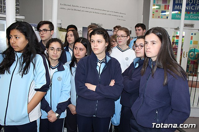 La directora general de Mujer visita la exposicin fotogrfica itinerante “Cuida-T” - 29