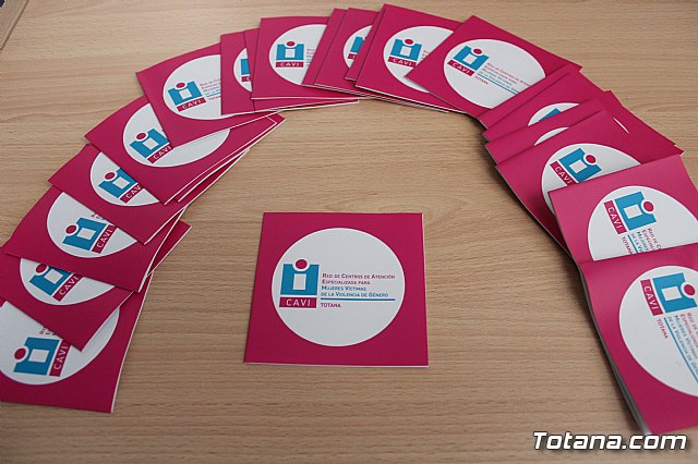 La directora general de Mujer visita la exposicin fotogrfica itinerante “Cuida-T” - 32