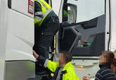 La Guardia Civil rescata al conductor de un veh�culo articulado tras sufrir una enfermedad s�bita al volante