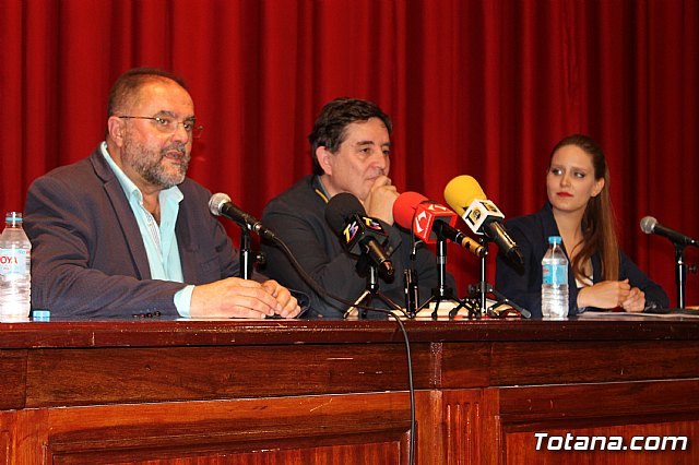 El poeta Luis Garca Montero imparti la charla “Invitacin a la poesa” en el teatro del Centro Sociocultural “La Crcel” - 1