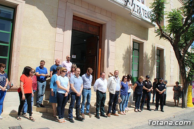 Se guarda un minuto de silencio en señal de repulsa por el atentado terrorista de Manchester - 1