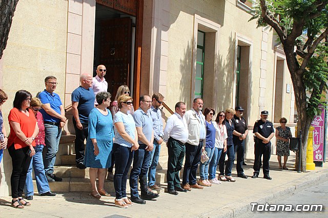 Se guarda un minuto de silencio en señal de repulsa por el atentado terrorista de Manchester - 7