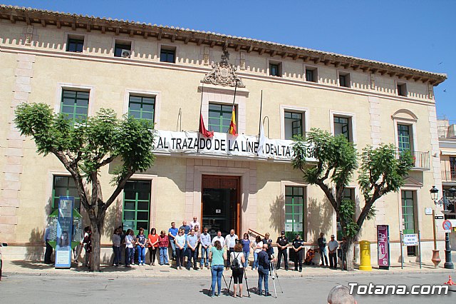 Se guarda un minuto de silencio en señal de repulsa por el atentado terrorista de Manchester - 8