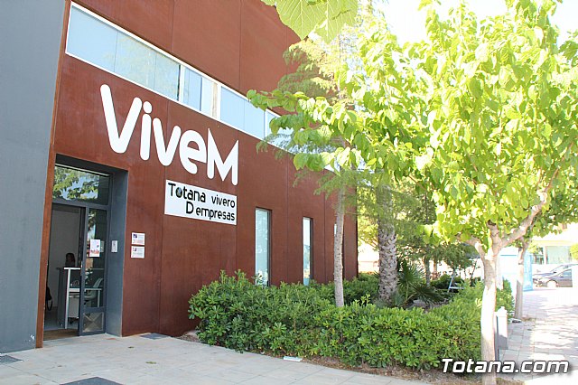 Autoridades municipales inauguran la Jornada sobre Emprendimiento en Totana - 1