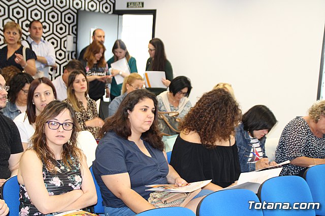 Autoridades municipales inauguran la Jornada sobre Emprendimiento en Totana - 3