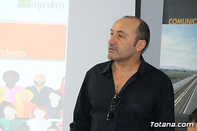 Autoridades municipales inauguran la Jornada sobre Emprendimiento en Totana - 6