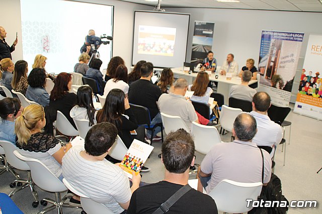 Autoridades municipales inauguran la Jornada sobre Emprendimiento en Totana - 7