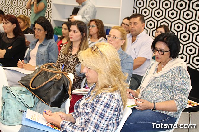 Autoridades municipales inauguran la Jornada sobre Emprendimiento en Totana - 12