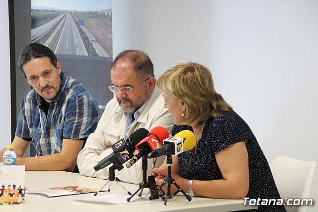 Autoridades municipales inauguran la Jornada sobre Emprendimiento en Totana - 16