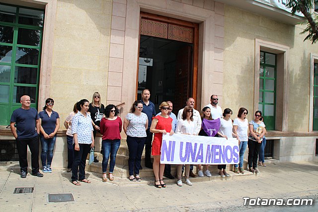 Se guarda un minuto de silencio como muestra de condena y repulsa ante el ltimo asesinato machista registrado ayer en Molina de Segura - 10