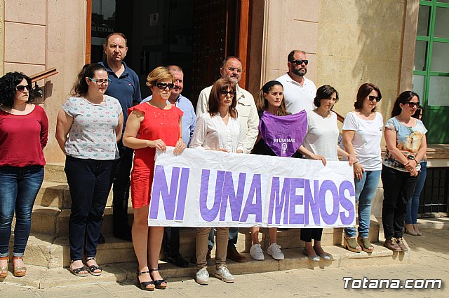 Se guarda un minuto de silencio como muestra de condena y repulsa ante el ltimo asesinato machista registrado ayer en Molina de Segura - 2