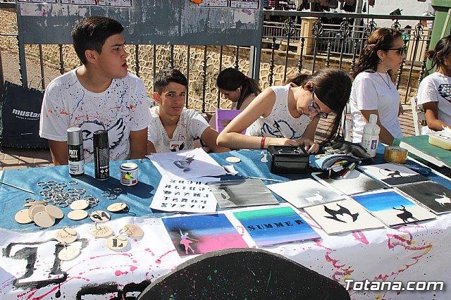 Autoridades municipales visitan el minimarket que los alumnos del Colegio Reina Sofa han organizado en el mercadillo semanal - 2