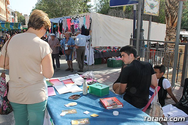 Autoridades municipales visitan el minimarket que los alumnos del Colegio Reina Sofa han organizado en el mercadillo semanal - 3