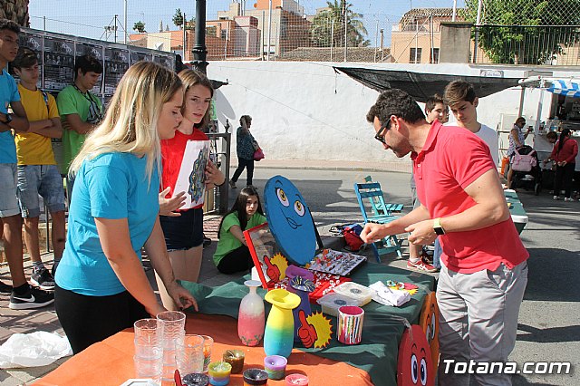 Autoridades municipales visitan el minimarket que los alumnos del Colegio Reina Sofa han organizado en el mercadillo semanal - 4