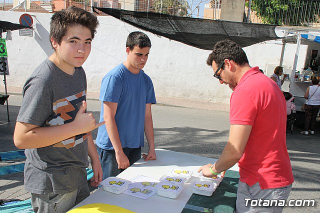 Autoridades municipales visitan el minimarket que los alumnos del Colegio Reina Sofa han organizado en el mercadillo semanal - 7
