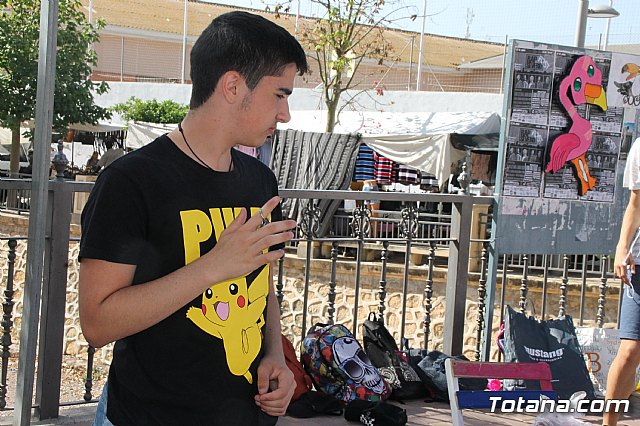 Autoridades municipales visitan el minimarket que los alumnos del Colegio Reina Sofa han organizado en el mercadillo semanal - 11