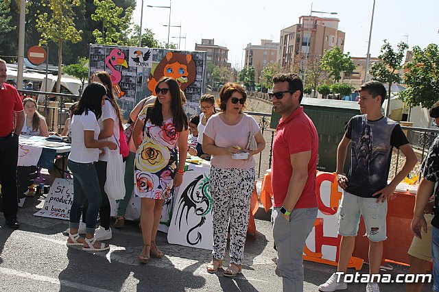 Autoridades municipales visitan el minimarket que los alumnos del Colegio Reina Sofa han organizado en el mercadillo semanal - 20