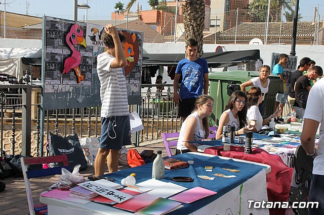 Autoridades municipales visitan el minimarket que los alumnos del Colegio Reina Sofa han organizado en el mercadillo semanal - 12