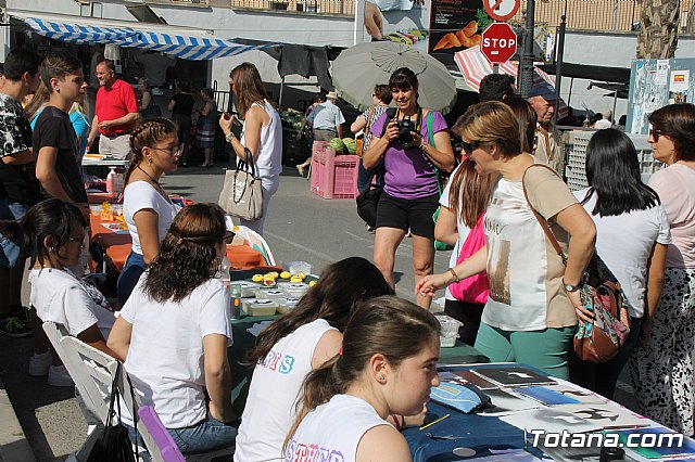 Autoridades municipales visitan el minimarket que los alumnos del Colegio Reina Sofa han organizado en el mercadillo semanal - 13