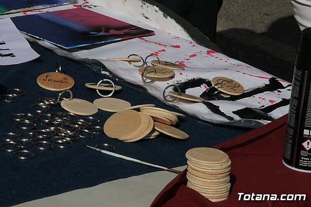 Autoridades municipales visitan el minimarket que los alumnos del Colegio Reina Sofa han organizado en el mercadillo semanal - 14