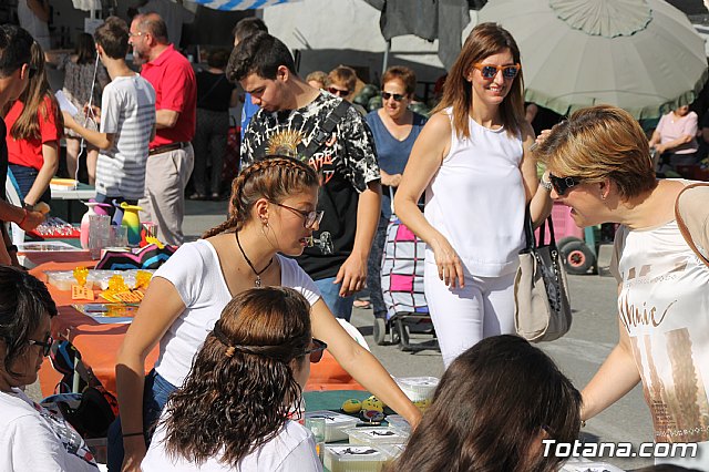 Autoridades municipales visitan el minimarket que los alumnos del Colegio Reina Sofa han organizado en el mercadillo semanal - 15