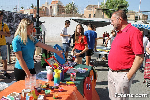 Autoridades municipales visitan el minimarket que los alumnos del Colegio Reina Sofa han organizado en el mercadillo semanal - 17