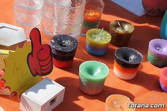 Autoridades municipales visitan el minimarket que los alumnos del Colegio Reina Sofa han organizado en el mercadillo semanal - 18