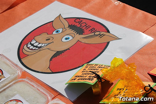 Autoridades municipales visitan el minimarket que los alumnos del Colegio Reina Sofa han organizado en el mercadillo semanal - 19