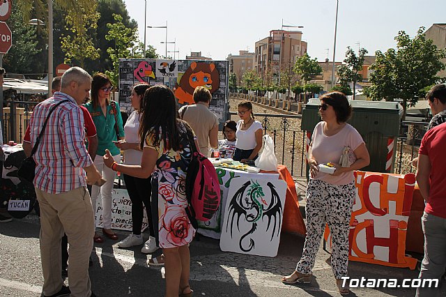 Autoridades municipales visitan el minimarket que los alumnos del Colegio Reina Sofa han organizado en el mercadillo semanal - 21