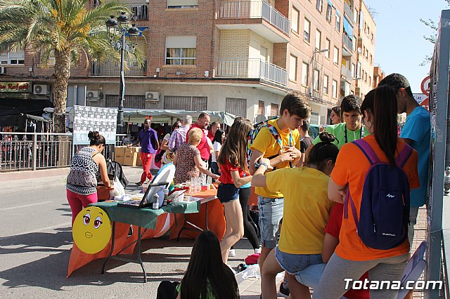 Autoridades municipales visitan el minimarket que los alumnos del Colegio Reina Sofa han organizado en el mercadillo semanal - 23