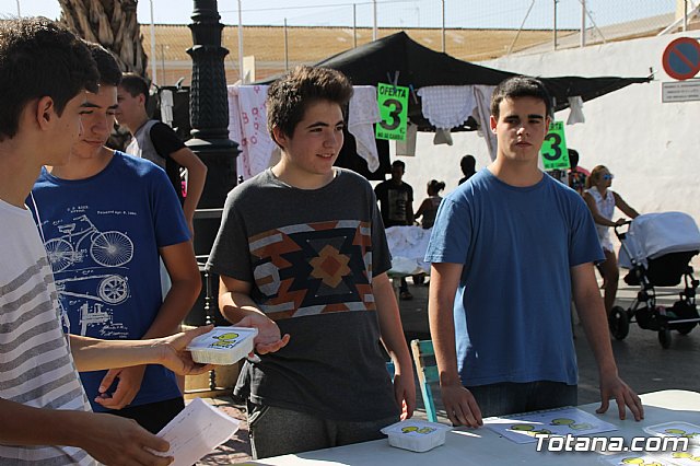 Autoridades municipales visitan el minimarket que los alumnos del Colegio Reina Sofa han organizado en el mercadillo semanal - 24