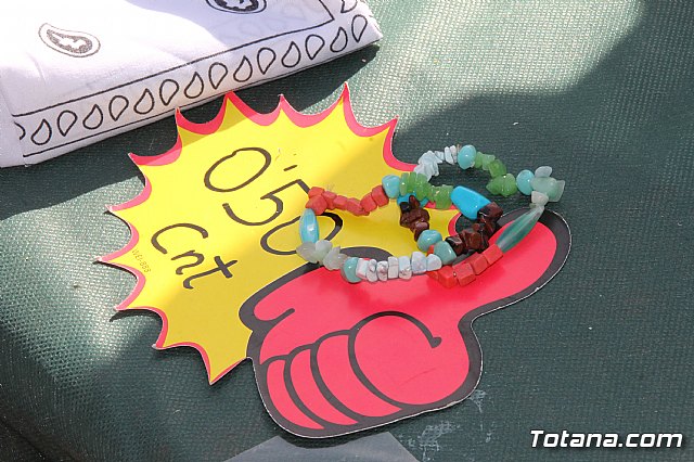 Autoridades municipales visitan el minimarket que los alumnos del Colegio Reina Sofa han organizado en el mercadillo semanal - 25