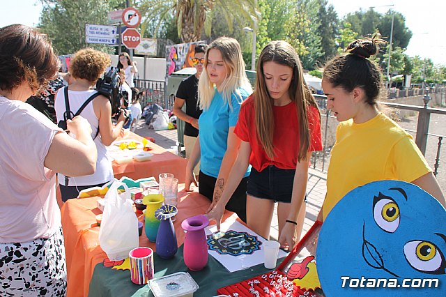 Autoridades municipales visitan el minimarket que los alumnos del Colegio Reina Sofa han organizado en el mercadillo semanal - 26